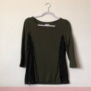 Green 3/4 sleeve top with black lacy design 💚